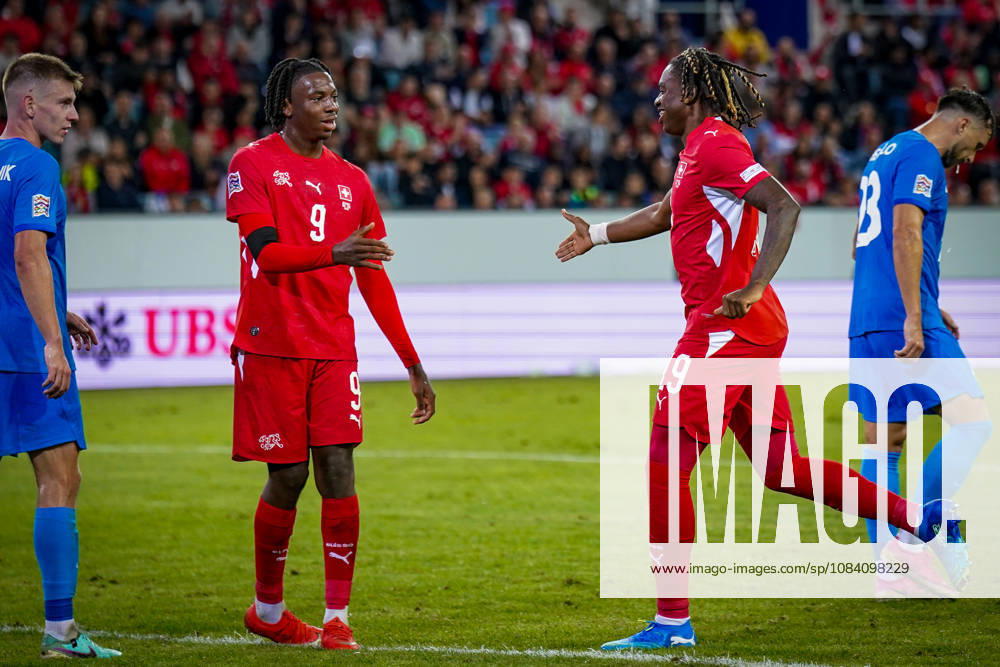 Fussball UEFA Nations League 2026 - 2027, 3. Spieltag - Schweiz vs Slowenien - Thermoplan Arena (Luzern): Premiere für Winsley Boteli (Schweiz, 19) Freude, Emotionen mit Johan Manzambi (Schweiz, 9) bei seiner Einwechselung.