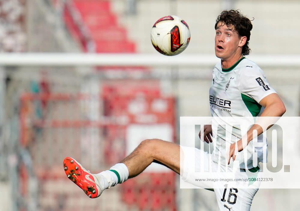 Philipp Sander (Borussia Moenchengladbach, 16) am Ball. GER, FC St. Pauli vs Borussia Mönchengladbach, Freundschaftsspiel, Saison 2026 27, Millerntor-Stadion, Hamburg, 03.10.2026 DFL REGULATIONS PROHIBIT ANY USE OF PHOTOGRAPHS AS IMAGE SEQUENCES AND OR QUASI-VIDEO Foto: HMB Media Scott W. Coleman Hamburg Millerntor-Stadion Hamburg GER