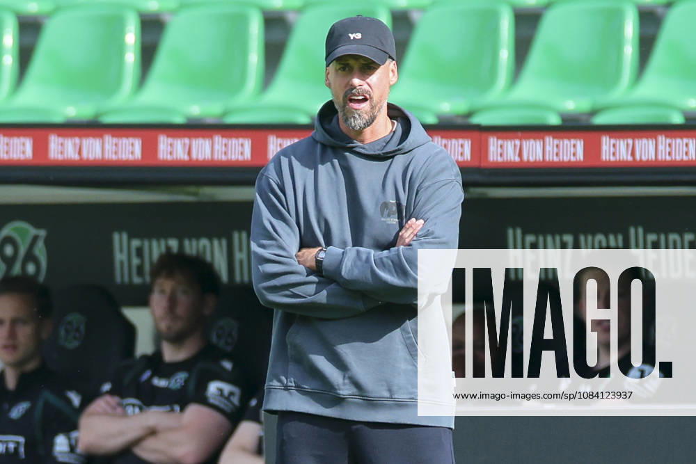 Trainer Sandro Wagner (Hannover 96) schaut waehrend des Freundschaftsspiels zwischen Hannover 96 und dem SC Verl, Heinz von Heiden Arena am 03. October 2026 in Hannover, Deutschland. (Foto von Marco Steinbrenner DeFodi Images) +++ Trainer Sandro Wagner (Hannover 96) looks on during the Friendly match between Hannover 96 and SC Verl at Heinz von Heiden Arena on October 3, 2026 in Hannover, Germany. (Photo by Marco Steinbrenner DeFodi Images) (Photo by Marco Steinbrenner DeFodi Images) -