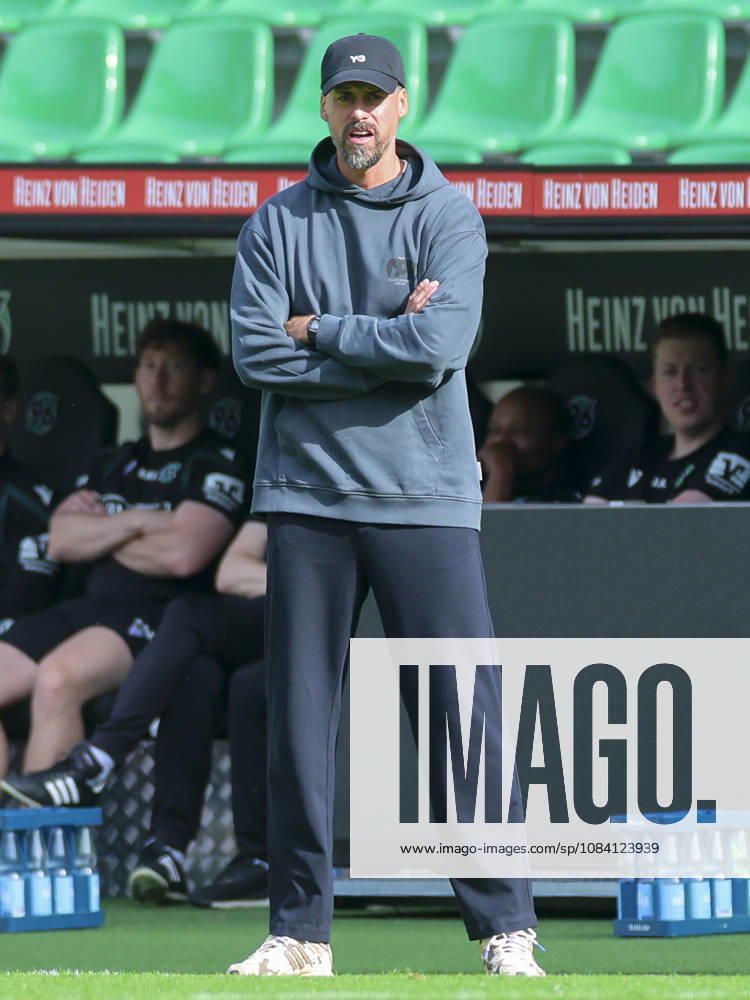 Trainer Sandro Wagner (Hannover 96) schaut waehrend des Freundschaftsspiels zwischen Hannover 96 und dem SC Verl, Heinz von Heiden Arena am 03. October 2026 in Hannover, Deutschland. (Foto von Marco Steinbrenner DeFodi Images) +++ Trainer Sandro Wagner (Hannover 96) looks on during the Friendly match between Hannover 96 and SC Verl at Heinz von Heiden Arena on October 3, 2026 in Hannover, Germany. (Photo by Marco Steinbrenner DeFodi Images) (Photo by Marco Steinbrenner DeFodi Images) -