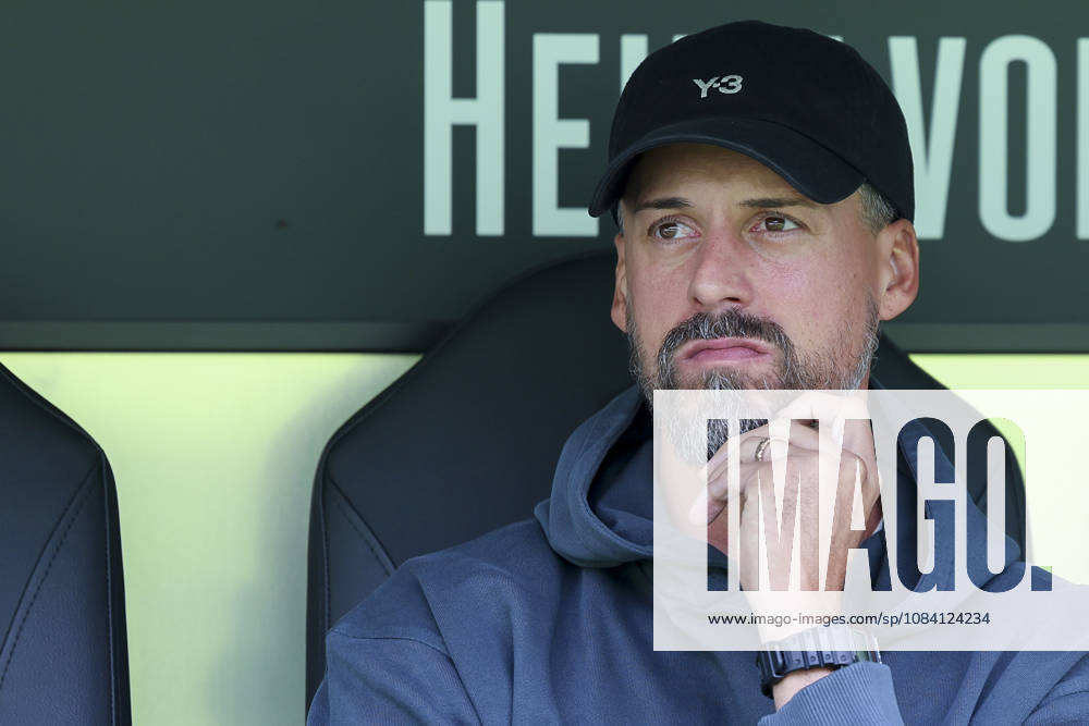 Trainer Sandro Wagner (Hannover 96) schaut waehrend des Freundschaftsspiels zwischen Hannover 96 und dem SC Verl, Heinz von Heiden Arena am 03. October 2026 in Hannover, Deutschland. (Foto von Marco Steinbrenner DeFodi Images) +++ Trainer Sandro Wagner (Hannover 96) looks on during the Friendly match between Hannover 96 and SC Verl at Heinz von Heiden Arena on October 3, 2026 in Hannover, Germany. (Photo by Marco Steinbrenner DeFodi Images) (Photo by Marco Steinbrenner DeFodi Images) -