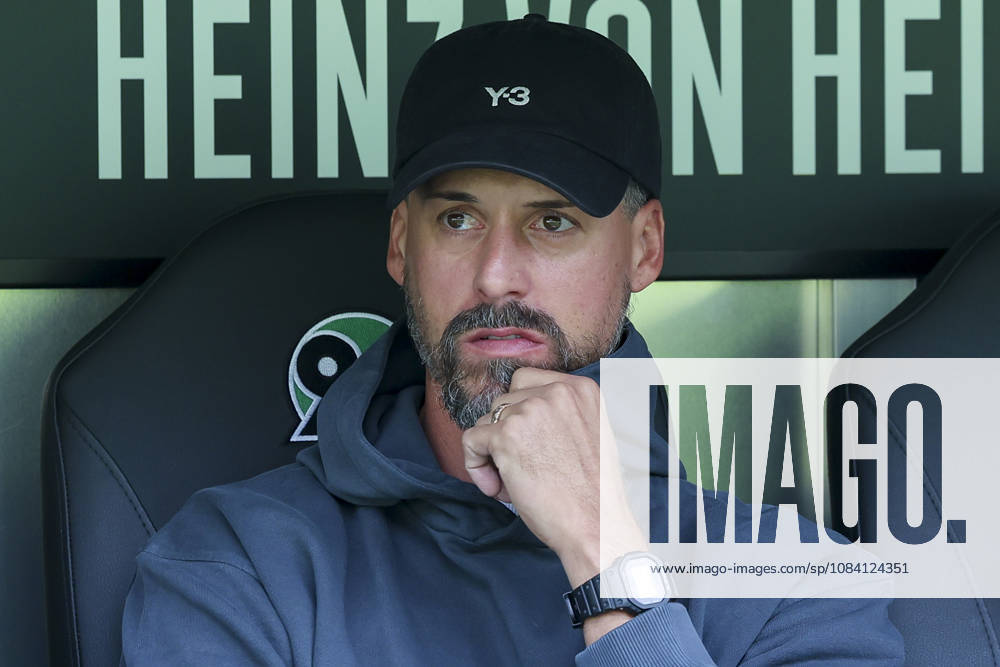 Trainer Sandro Wagner (Hannover 96) schaut waehrend des Freundschaftsspiels zwischen Hannover 96 und dem SC Verl, Heinz von Heiden Arena am 03. October 2026 in Hannover, Deutschland. (Foto von Marco Steinbrenner DeFodi Images) +++ Trainer Sandro Wagner (Hannover 96) looks on during the Friendly match between Hannover 96 and SC Verl at Heinz von Heiden Arena on October 3, 2026 in Hannover, Germany. (Photo by Marco Steinbrenner DeFodi Images) (Photo by Marco Steinbrenner DeFodi Images) -