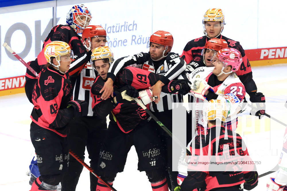 GER ,DEU, Deutschland, Eishockey Manuel Wiederer ( Eisbaeren Berlin 21 ), Austin Magera ( Ice Tigers 19 ), Schiedsrichter Dr. Florian Exner nordphoto GmbH Engler Berlin Uber-Arena Berlin Deutschland