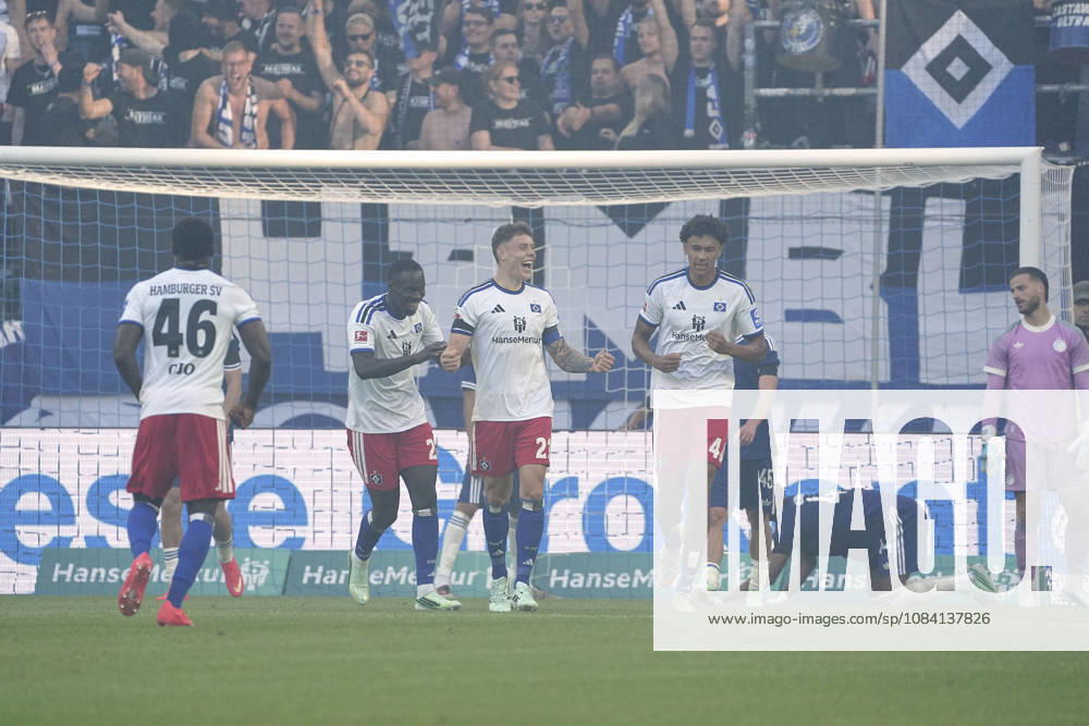 Foto : Torjubel beim HSV nach dem 2-0 durch Nicolai REMBERG , es gratulieren Kofi AMOAKO und Bilal YALCINKAYA Fussball Bundesliga , Freundschaftsspiel am So. 04.10.2026 Hamburger SV - FC Kopenhagen
