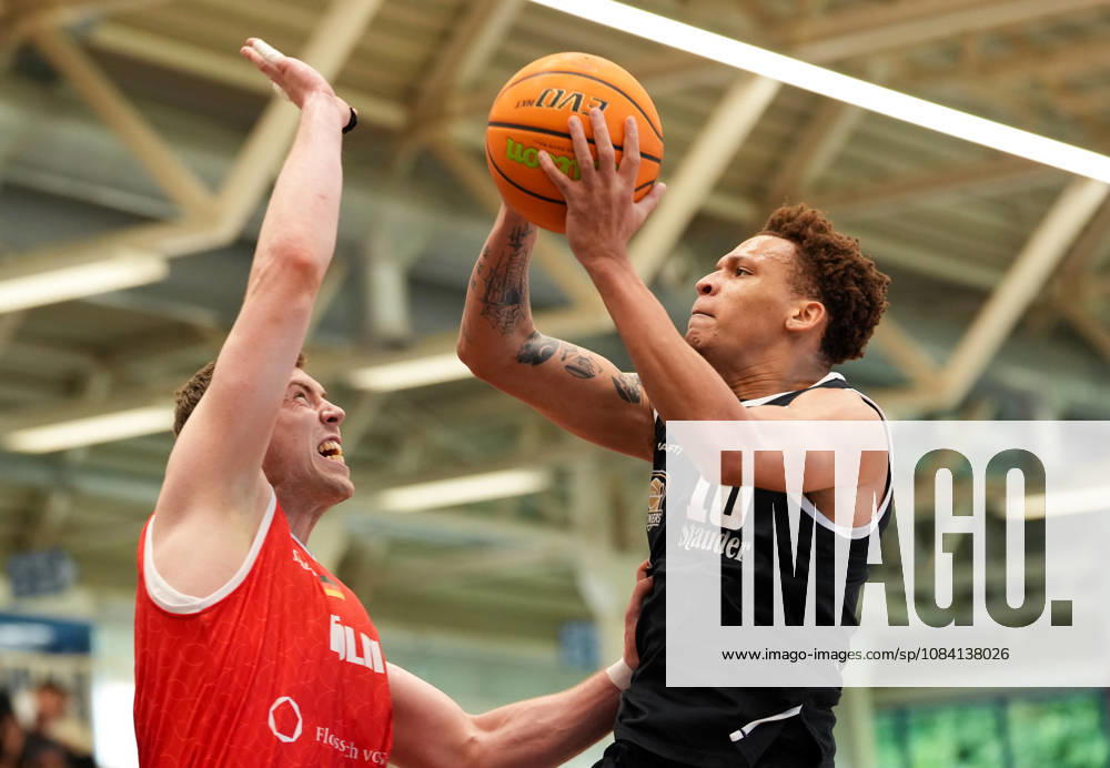 Isaiah Sanders (ETB Miners Essen, 10) gegen Bjoern Rohwer (RheinStars Koeln, 15). GER, ETB Miners Essen vs RheinStars Koeln, Barmer 2. Basketball Bundesliga, ProA, 3. Spieltag, Saison 2026-27, Sporthalle am Hallo, Essen, 04.10.2026 ETB Miners Essen vs RheinStars Koeln, ProA, 3. Spieltag, Saison 2026-27, 04.10.2026 Essen