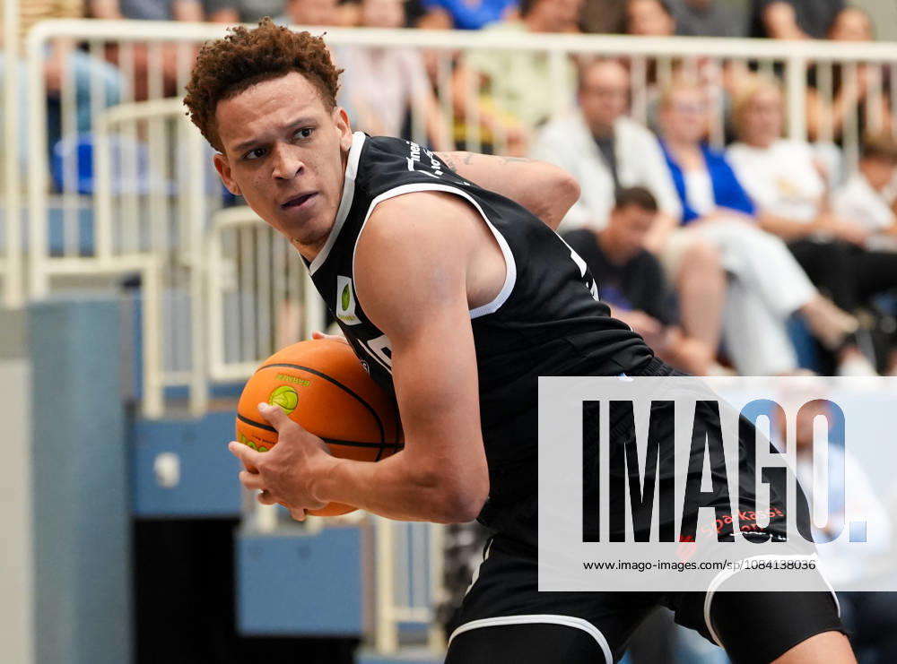 Isaiah Sanders (ETB Miners Essen, 10) gegen Antonio Williams (RheinStars Koeln, 1). GER, ETB Miners Essen vs RheinStars Koeln, Barmer 2. Basketball Bundesliga, ProA, 3. Spieltag, Saison 2026-27, Sporthalle am Hallo, Essen, 04.10.2026 ETB Miners Essen vs RheinStars Koeln, ProA, 3. Spieltag, Saison 2026-27, 04.10.2026 Essen