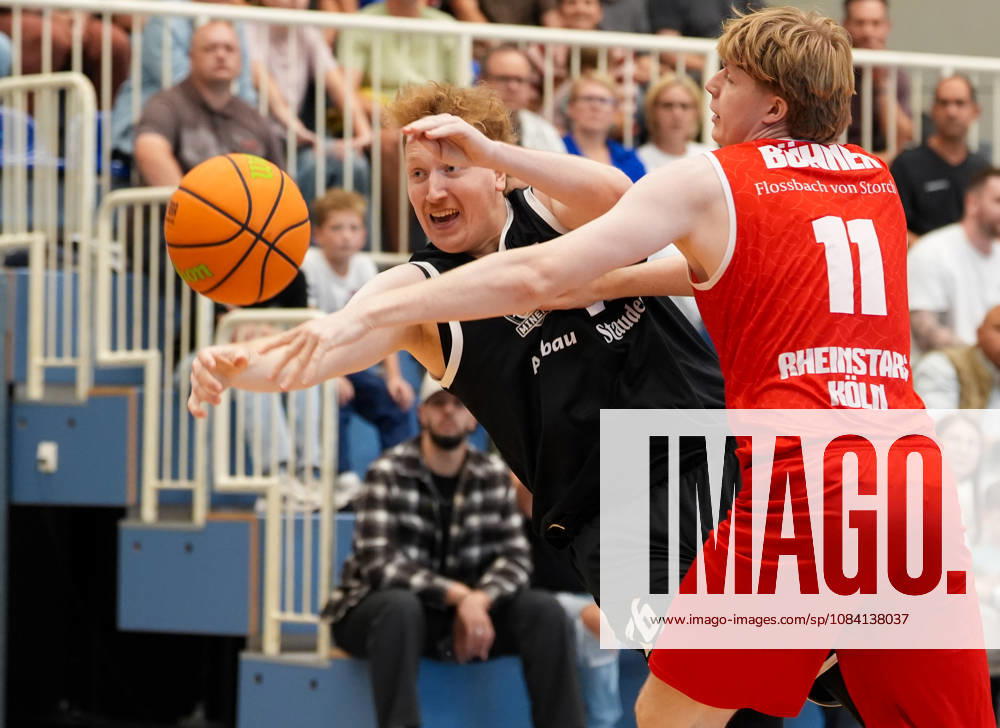 Jonathan Almstedt (ETB Miners Essen, 26) im Zweikampf mit Karl Buehner (RheinStars Koeln, 11). GER, ETB Miners Essen vs RheinStars Koeln, Barmer 2. Basketball Bundesliga, ProA, 3. Spieltag, Saison 2026-27, Sporthalle am Hallo, Essen, 04.10.2026 ETB Miners Essen vs RheinStars Koeln, ProA, 3. Spieltag, Saison 2026-27, 04.10.2026 Essen