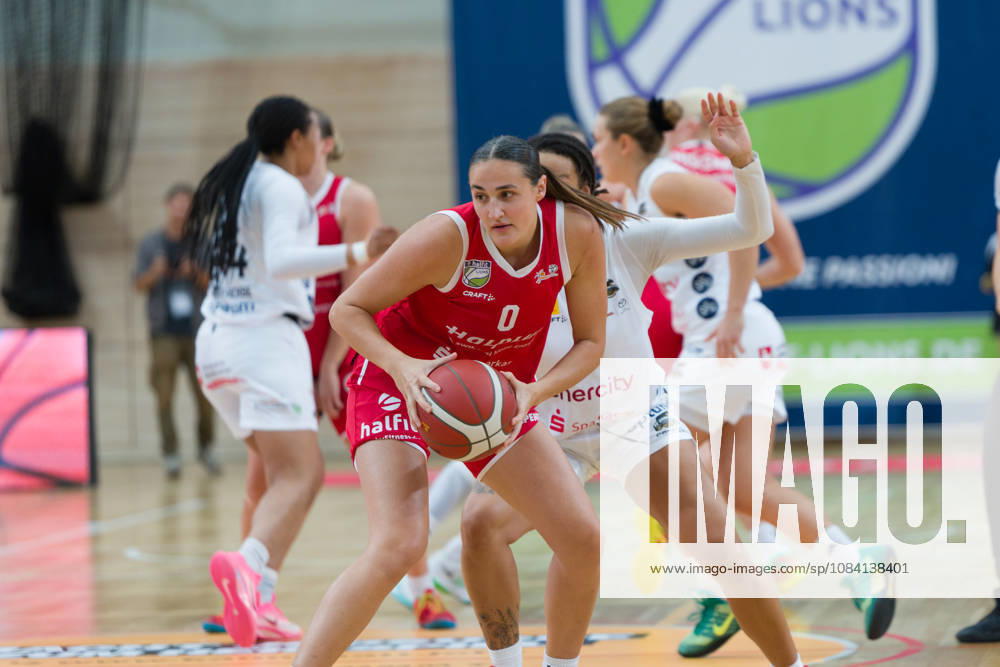 Alexia Allesch (Lions, 0), Alyssa Brown (Luchse, 44), halfit Lions vs. TK Hannover Luchse, Damen Basketball, 1. Bundesliga, DBBL, 1. Spieltag Saison 2026 27, 04.10.2026. Halle SWH Arena Sachsen-Anhalt Deutschland