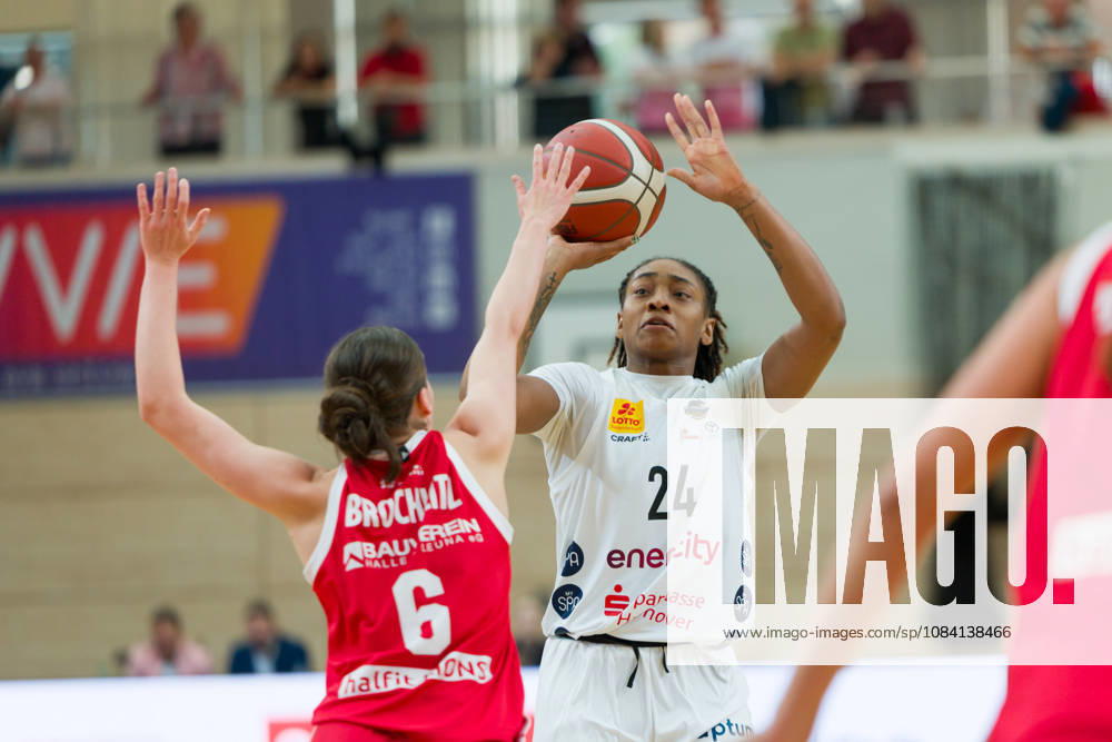 Nicole Brochlitz (Lions, 6), Prencis Harden (Luchse, 24), halfit Lions vs. TK Hannover Luchse, Damen Basketball, 1. Bundesliga, DBBL, 1. Spieltag Saison 2026 27, 04.10.2026. Halle SWH Arena Sachsen-Anhalt Deutschland