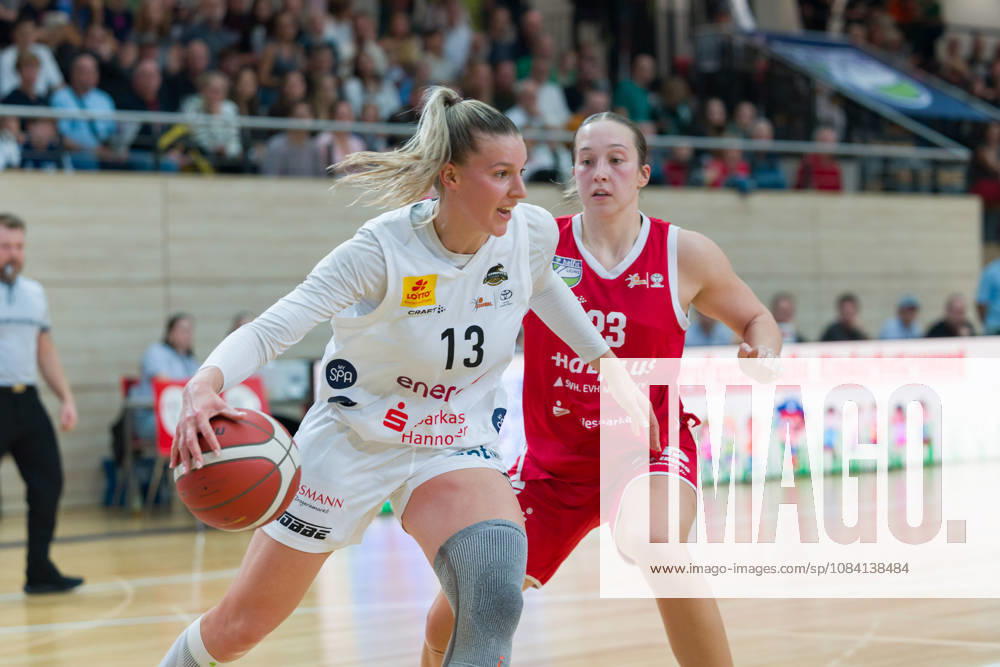 Meret Kleine-Beek (Luchse, 13), Jordan King Lions, 23), halfit Lions vs. TK Hannover Luchse, Damen Basketball, 1. Bundesliga, DBBL, 1. Spieltag Saison 2026 27, 04.10.2026. Halle SWH Arena Sachsen-Anhalt Deutschland