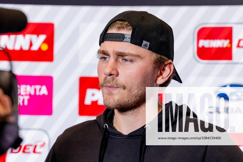 Alexander Blank (Augsburger Panther, 26) beim Interview mit Magentasport vor der Partie Portrait Portraet GER, EHC Red Bull Muenchen vs. Augsburger Panther, DEL, Saison 2026 2027, 6. Spieltag, 04.10.2026. Foto: HMB Media Heike Feiner