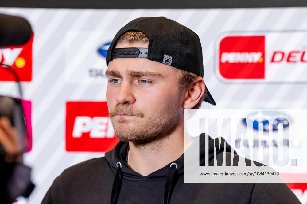 Alexander Blank (Augsburger Panther, 26) beim Interview mit Magentasport vor der Partie Portrait Portraet GER, EHC Red Bull Muenchen vs. Augsburger Panther, DEL, Saison 2026 2027, 6. Spieltag, 04.10.2026. Foto: HMB Media Heike Feiner