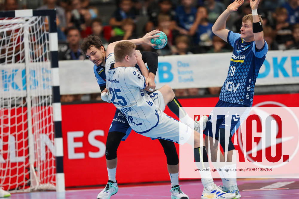 Niels Versteijnen (TBV Lemgo Lippe, 25) wird von Philipp Meyer (TVB Stuttgart, 27) und Linus Schmid (TVB Stuttgart, 19) geblockt GER, TVB Stuttgart vs. TBV Lemgo Lippe, Handball, Opel Handball-Bundesliga, 6. Spieltag, Spielzeit 2026 2027, 04.10.2026 GER, TVB Stuttgart vs. TBV Lemgo Lippe, Handball, Opel Handball-Bundesliga, 6. Spieltag, Spielzeit 2026 2027, 04.10.2026 Stuttgart