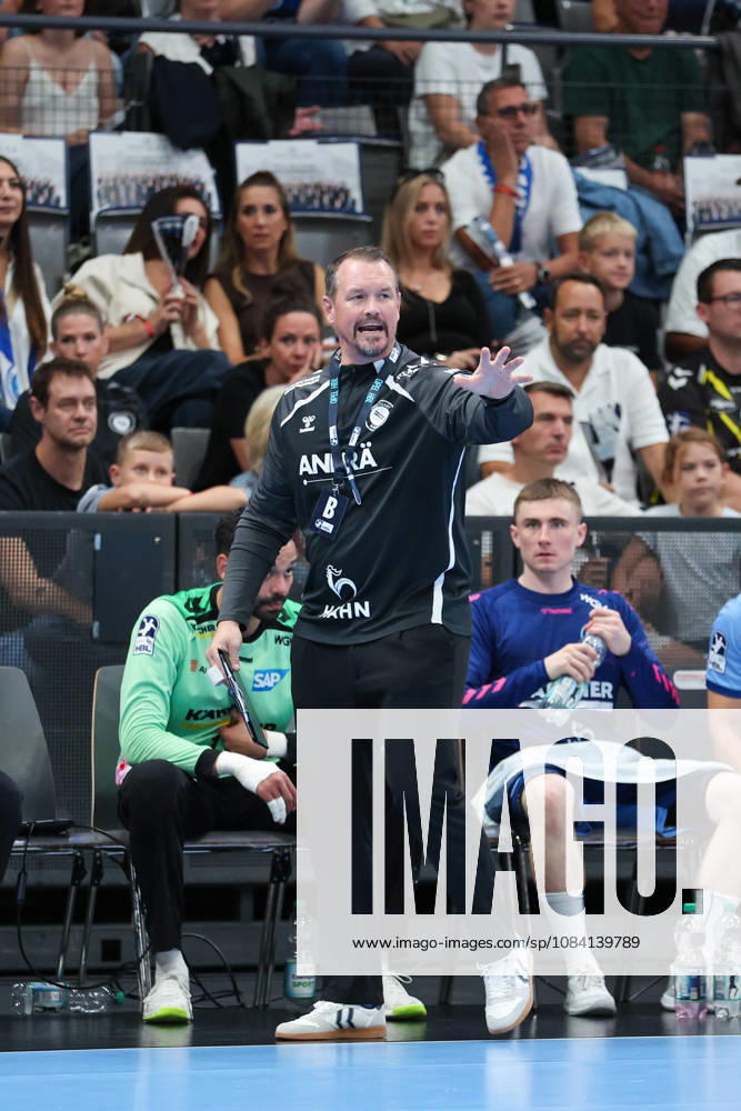 Misha Kaufmann (TVB Stuttgart, Trainer) gibt eine Anweisung GER, TVB Stuttgart vs. TBV Lemgo Lippe, Handball, Opel Handball-Bundesliga, 6. Spieltag, Spielzeit 2026 2027, 04.10.2026 GER, TVB Stuttgart vs. TBV Lemgo Lippe, Handball, Opel Handball-Bundesliga, 6. Spieltag, Spielzeit 2026 2027, 04.10.2026 Stuttgart