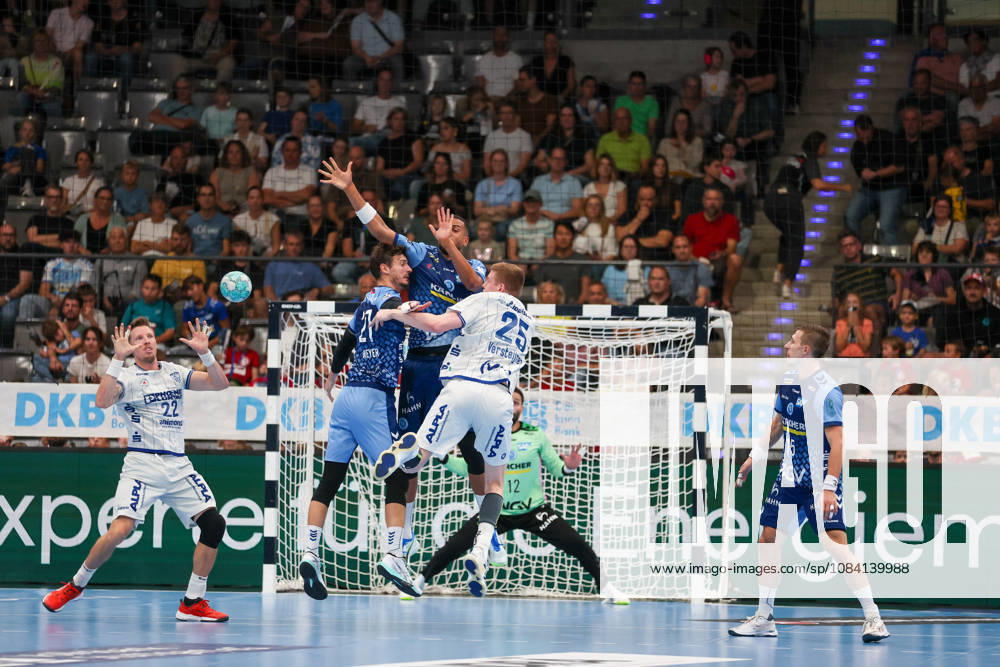 Niels Versteijnen (TBV Lemgo Lippe, 25) mit einem Pass auf Adam Nyfjaell (TBV Lemgo Lippe, 22) GER, TVB Stuttgart vs. TBV Lemgo Lippe, Handball, Opel Handball-Bundesliga, 6. Spieltag, Spielzeit 2026 2027, 04.10.2026 GER, TVB Stuttgart vs. TBV Lemgo Lippe, Handball, Opel Handball-Bundesliga, 6. Spieltag, Spielzeit 2026 2027, 04.10.2026 Stuttgart