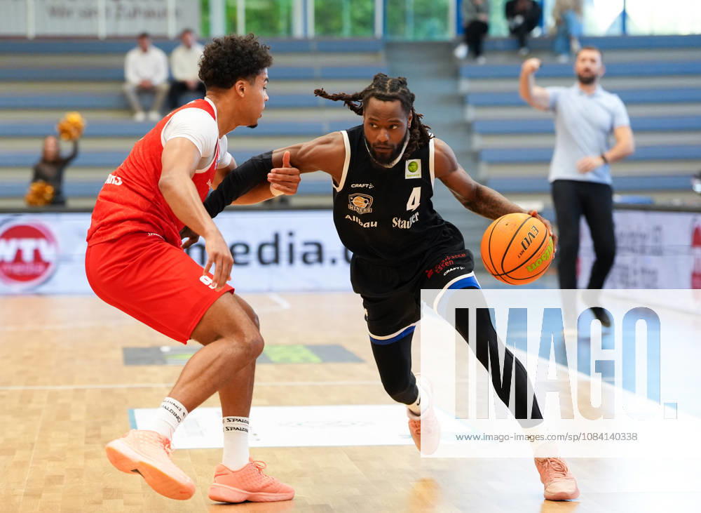 Quashawn Lane (ETB Miners Essen, 4) gegen Maxi Begue (RheinStars Koeln, 9). GER, ETB Miners Essen vs RheinStars Koeln, Barmer 2. Basketball Bundesliga, ProA, 3. Spieltag, Saison 2026-27, Sporthalle am Hallo, Essen, 04.10.2026 ETB Miners Essen vs RheinStars Koeln, ProA, 3. Spieltag, Saison 2026-27, 04.10.2026 Essen