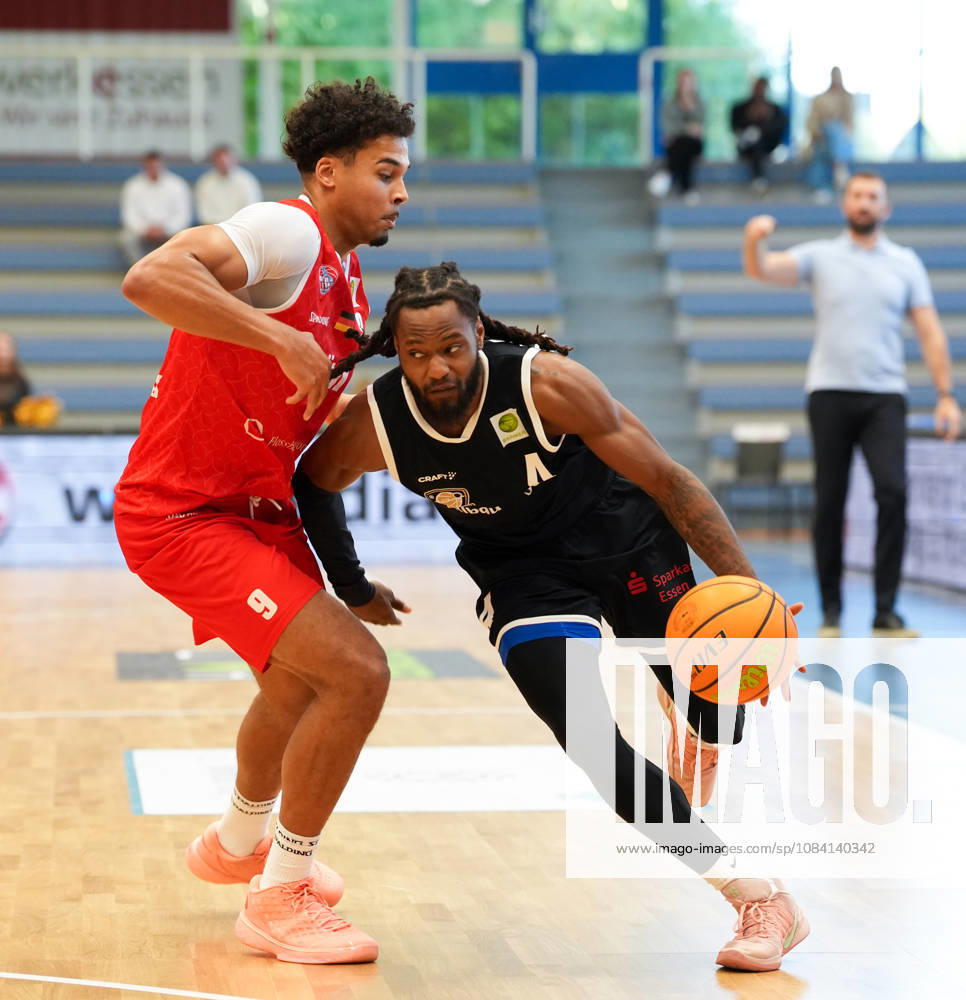 Quashawn Lane (ETB Miners Essen, 4) gegen Maxi Begue (RheinStars Koeln, 9). GER, ETB Miners Essen vs RheinStars Koeln, Barmer 2. Basketball Bundesliga, ProA, 3. Spieltag, Saison 2026-27, Sporthalle am Hallo, Essen, 04.10.2026 ETB Miners Essen vs RheinStars Koeln, ProA, 3. Spieltag, Saison 2026-27, 04.10.2026 Essen