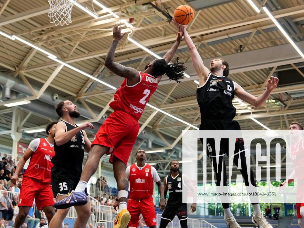 Kris Monroe (RheinStars Koeln, 2) gegen Craig Moller (ETB Miners Essen, 6). GER, ETB Miners Essen vs RheinStars Koeln, Barmer 2. Basketball Bundesliga, ProA, 3. Spieltag, Saison 2026-27, Sporthalle am Hallo, Essen, 04.10.2026 ETB Miners Essen vs RheinStars Koeln, ProA, 3. Spieltag, Saison 2026-27, 04.10.2026 Essen