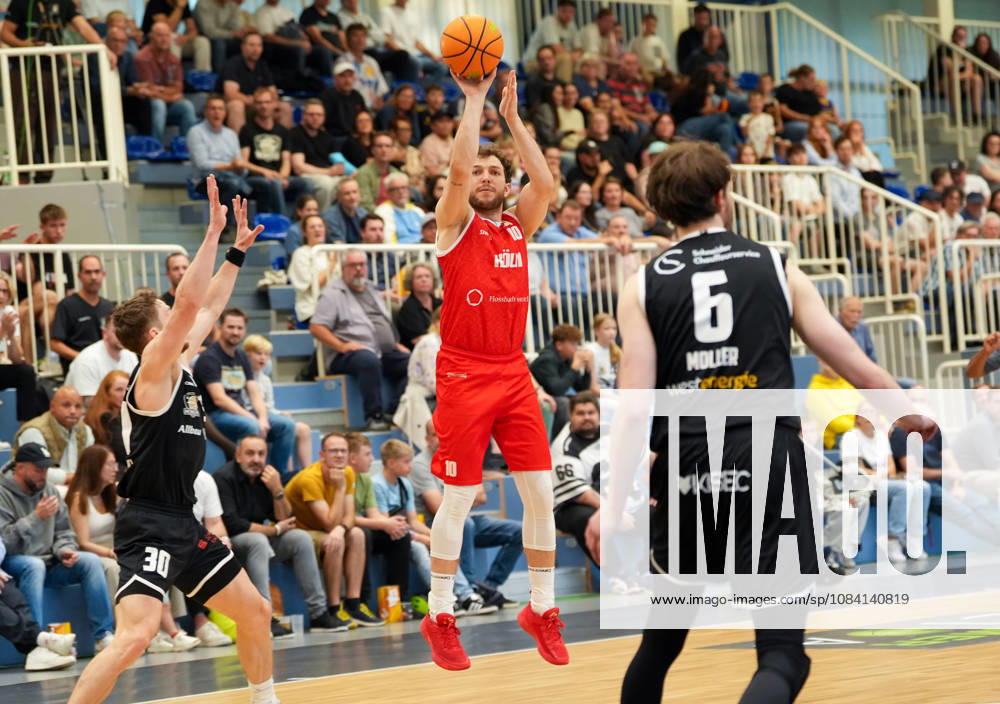 Haris Hujic (RheinStars Koeln, 10) wirft auf den Korb. GER, ETB Miners Essen vs RheinStars Koeln, Barmer 2. Basketball Bundesliga, ProA, 3. Spieltag, Saison 2026-27, Sporthalle am Hallo, Essen, 04.10.2026 ETB Miners Essen vs RheinStars Koeln, ProA, 3. Spieltag, Saison 2026-27, 04.10.2026 Essen