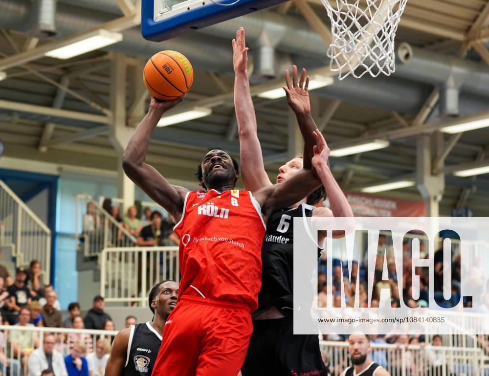 Nat Diallo (RheinStars Koeln, 8) zieht gegen Craig Moller (ETB Miners Essen, 6) zum Korb. GER, ETB Miners Essen vs RheinStars Koeln, Barmer 2. Basketball Bundesliga, ProA, 3. Spieltag, Saison 2026-27, Sporthalle am Hallo, Essen, 04.10.2026 ETB Miners Essen vs RheinStars Koeln, ProA, 3. Spieltag, Saison 2026-27, 04.10.2026 Essen