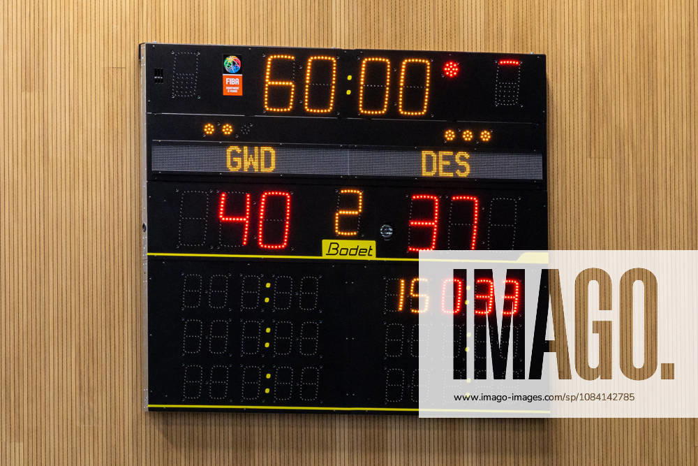Anzeigetafel mit dem Stand von 40:37 nach Abpfiff GER, GWD Minden vs. Dessau-Rosslauer HV 06, Handball, 2. Bundesliga, 6. Spieltag, Spielzeit 2026 2027, 04.10.2026 GER, GWD Minden vs. Dessau-Rosslauer HV 06, Handball, 2. Bundesliga, 6. Spieltag, Spielzeit 2026 2027, 04.10.2026 Minden