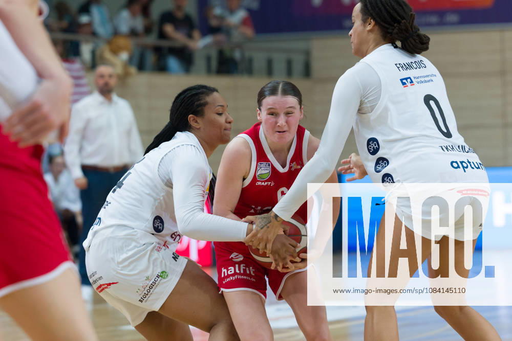 Alyssa Brown (Luchse, 44), Nicole Brochlitz (Lions, 6), Nora Francois (Luchse, 0), halfit Lions vs. TK Hannover Luchse, Damen Basketball, 1. Bundesliga, DBBL, 1. Spieltag Saison 2026 27, 04.10.2026. Halle SWH Arena Sachsen-Anhalt Deutschland