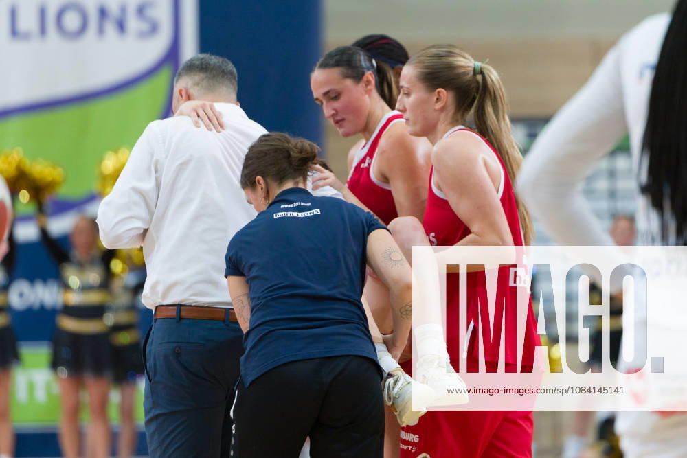 Nicole Brochlitz (Lions, 6) wird verletzt aus der Halle getragen, halfit Lions vs. TK Hannover Luchse, Damen Basketball, 1. Bundesliga, DBBL, 1. Spieltag Saison 2026 27, 04.10.2026. Halle SWH Arena Sachsen-Anhalt Deutschland