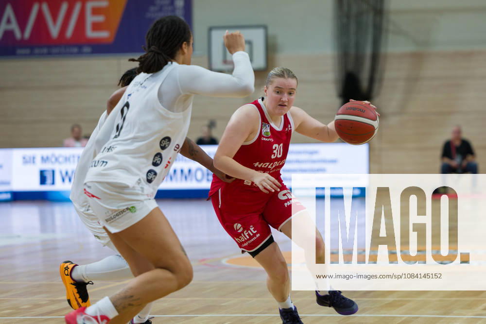Nora Francois (Luchse, 0), Estere Petrus (Lions, 30), halfit Lions vs. TK Hannover Luchse, Damen Basketball, 1. Bundesliga, DBBL, 1. Spieltag Saison 2026 27, 04.10.2026. Halle SWH Arena Sachsen-Anhalt Deutschland