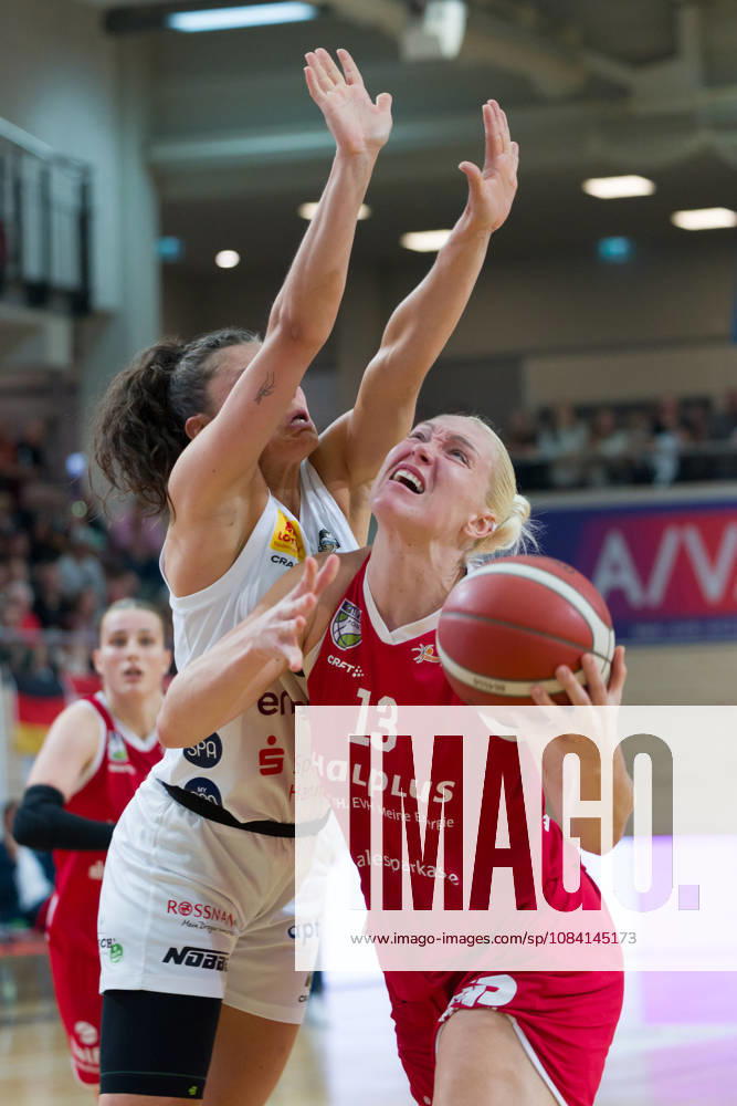 Theresa Simon (Luchse, 6), Marta Miscenko (Lions, 13), halfit Lions vs. TK Hannover Luchse, Damen Basketball, 1. Bundesliga, DBBL, 1. Spieltag Saison 2026 27, 04.10.2026. Halle SWH Arena Sachsen-Anhalt Deutschland