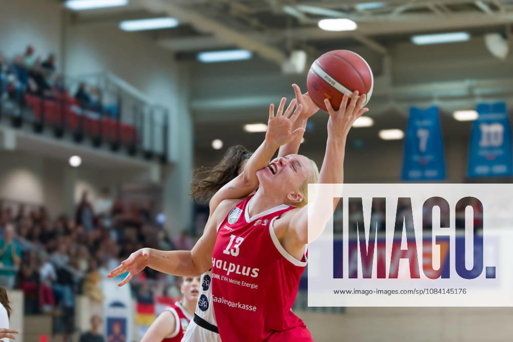 Theresa Simon (Luchse, 6), Marta Miscenko (Lions, 13), halfit Lions vs. TK Hannover Luchse, Damen Basketball, 1. Bundesliga, DBBL, 1. Spieltag Saison 2026 27, 04.10.2026. Halle SWH Arena Sachsen-Anhalt Deutschland