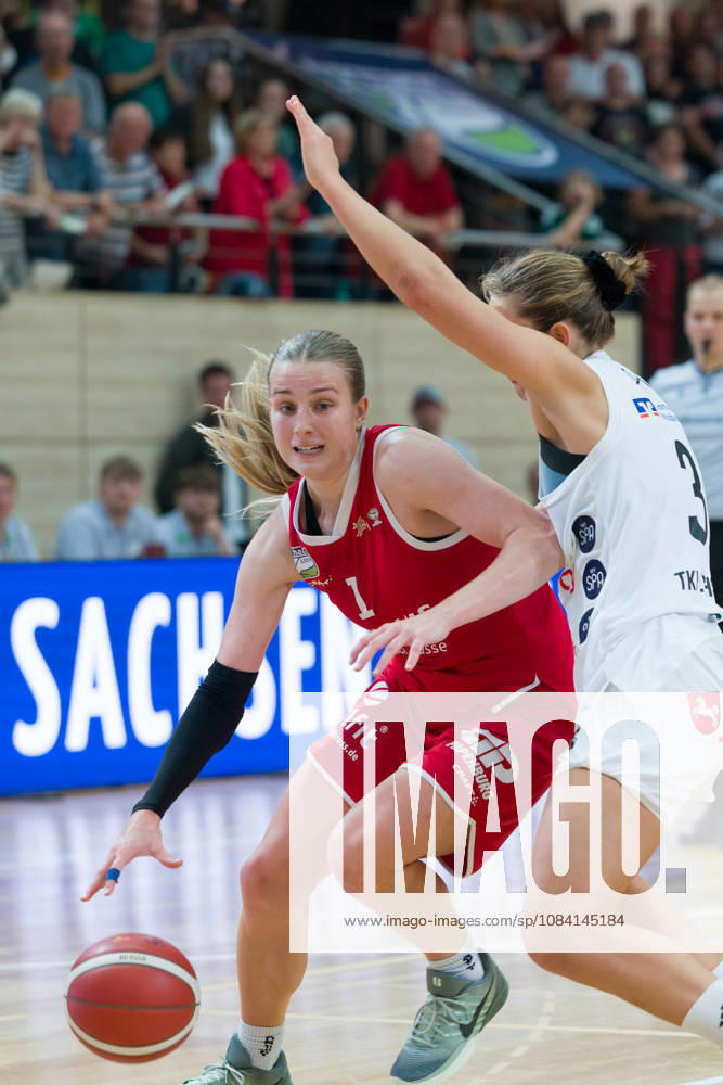 Lee Volker (Lions, 1), Lovisa Hjern (Luchse, 3), halfit Lions vs. TK Hannover Luchse, Damen Basketball, 1. Bundesliga, DBBL, 1. Spieltag Saison 2026 27, 04.10.2026. Halle SWH Arena Sachsen-Anhalt Deutschland