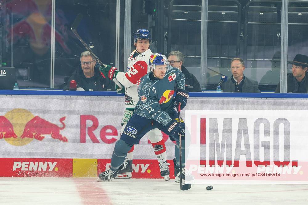 Im Zweikampf, Aktion, mit Enrico Henriquez-Morales 52 (Augsburger Panther), Ville Pokka 22 (EHC Red Bull Muenchen), EHC Red Bull Muenchen vs. Augsburger Panther, 6. Spieltag, Eishockey, Penny-DEL, 03.10.2026 Muenchen Bayern Deutschland