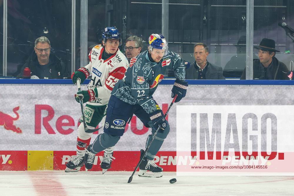 Im Zweikampf, Aktion, mit Enrico Henriquez-Morales 52 (Augsburger Panther), Ville Pokka 22 (EHC Red Bull Muenchen), EHC Red Bull Muenchen vs. Augsburger Panther, 6. Spieltag, Eishockey, Penny-DEL, 03.10.2026 Muenchen Bayern Deutschland