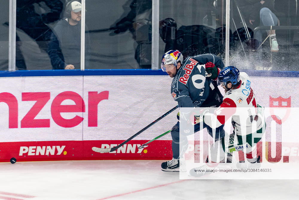 Kampf um den Puck Zweikampf zwischen Maximilian Kastner (EHC Red Bull Muenchen, 93) und Donald D.J. Busdeker (Augsburger Panther, 14) GER, EHC Red Bull Muenchen vs. Augsburger Panther, DEL, Saison 2026 2027, 6. Spieltag, 04.10.2026. Foto: HMB Media Franz Feiner
