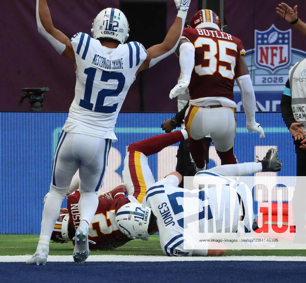 Indianapolis Colts Quarter Back Daniel Jones scores a touchdown in their match against the Washington Commanders at Tottenham stadium in London on Sunday October 04, 2026. Colts beat the Commanders 30-13. LON2026100417 HUGOxPHILPOTT