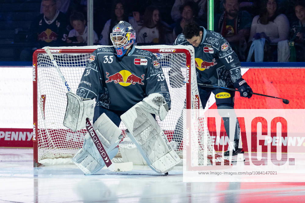 Mathias Niederberger (Torwart, EHC Red Bull Muenchen, 35) und Brady Ferguson (EHC Red Bull Muenchen, 12) im Scheinwerferlicht vor Beginn der Partie GER, EHC Red Bull Muenchen vs. Augsburger Panther, DEL, Saison 2026 2027, 6. Spieltag, 04.10.2026. Foto: HMB Media Heike Feiner