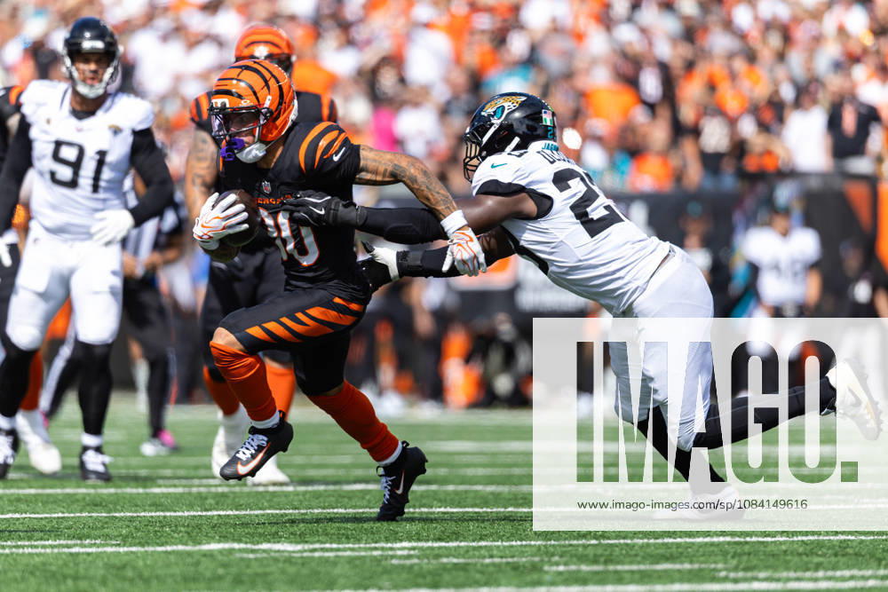 Oct 4, 2026; Cincinnati, OH, USA; Cincinnati Bengals running back Chase Brown (30) runs with the ball as Jacksonville Jaguars safety Jalen Huskey (22) pursues during NFL, American Football Herren, USA game action at Paycor Stadium. Mandatory Credit: -Cal Media NFL 2026: Jaguars Vs Bengals OCT 04 - ZUMAc04_ 20261004_zma_c04_016