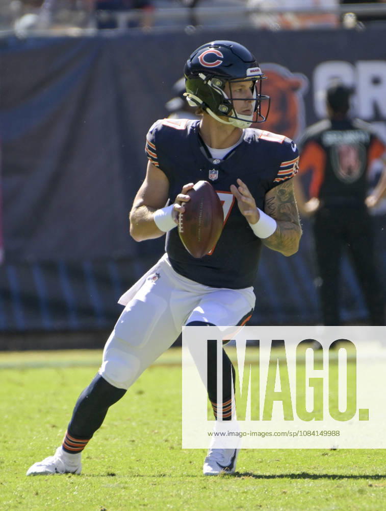 Chicago Bears quarterback Tyson Bagent (17) looks for an open receiver durning the second quarter against the New York Jetsat Soldier Field in Chicago on Sunday, October 4, 2026. CHI20261004105 MARKxBLACK