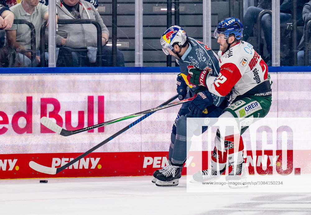 Kampf um den Puck Zweikampf zwischen Taro Hirose (EHC Red Bull Muenchen, 17) und Noel Hoefenmayer (Augsburger Panther, 22) GER, EHC Red Bull Muenchen vs. Augsburger Panther, DEL, Saison 2026 2027, 6. Spieltag, 04.10.2026. Foto: HMB Media Heike Feiner