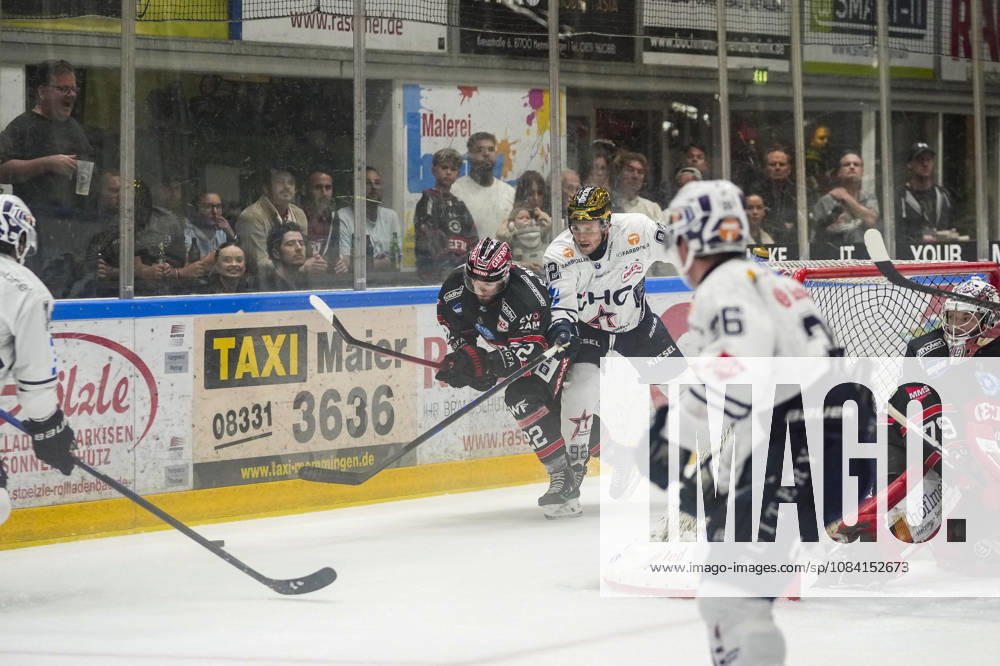Kampf um den Puck Zweikampf zwischen Dominik Meisinger (ECDC Memmingen Indians, 22) und Mark Rassell (Towerstars Ravensburg, 92), GER, ECDC Memmingen Indians vs. Ravensburg Towerstars, Eishockey, DEL2 Hauptrunde, 6. Spieltag, Spielzeit 2026 2027, 04.10.2026 GER, ECDC Memmingen Indians vs. Ravensburg Towerstars, Eishockey, DEL2 Hauptrunde, 6. Spieltag, Spielzeit 2026 2027, 04.10.2026 Memmingen