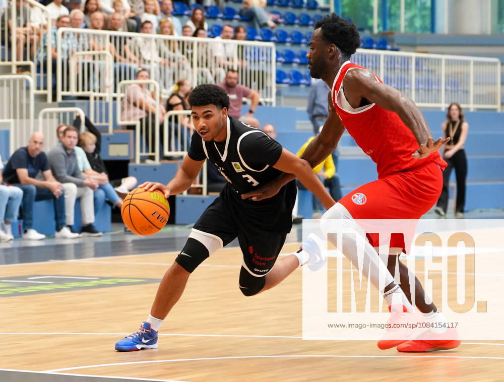 Trezhan Beard (ETB Miners Essen, 3) im Zweikampf mit Nat Diallo (RheinStars Koeln, 8) GER, ETB Miners Essen vs RheinStars Koeln, Barmer 2. Basketball Bundesliga, ProA, 3. Spieltag, Saison 2026-27, Sporthalle am Hallo, Essen, 04.10.2026 ETB Miners Essen vs RheinStars Koeln, ProA, 3. Spieltag, Saison 2026-27, 04.10.2026 Essen