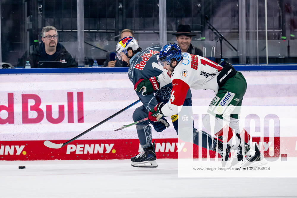 Kampf um den Puck Zweikampf zwischen Taro Hirose (EHC Red Bull Muenchen, 17) und Donald D.J. Busdeker (Augsburger Panther, 14) GER, EHC Red Bull Muenchen vs. Augsburger Panther, DEL, Saison 2026 2027, 6. Spieltag, 04.10.2026. Foto: HMB Media Heike Feiner