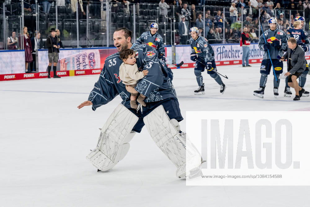 Mathias Niederberger (Torwart, EHC Red Bull Muenchen, 35) feiert mit Nachwuchs vor der Fankurve den Sieg GER, EHC Red Bull Muenchen vs. Augsburger Panther, DEL, Saison 2026 2027, 6. Spieltag, 04.10.2026. Foto: HMB Media Heike Feiner