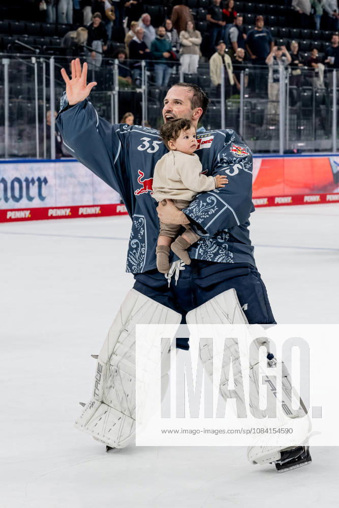 Mathias Niederberger (Torwart, EHC Red Bull Muenchen, 35) feiert mit Nachwuchs vor der Fankurve den Sieg GER, EHC Red Bull Muenchen vs. Augsburger Panther, DEL, Saison 2026 2027, 6. Spieltag, 04.10.2026. Foto: HMB Media Heike Feiner