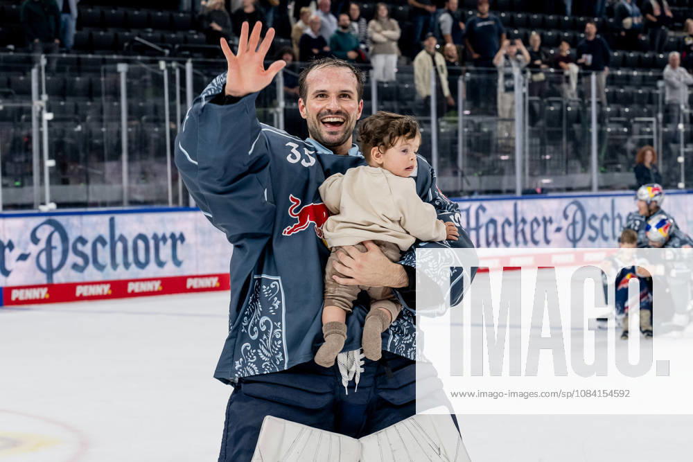 Mathias Niederberger (Torwart, EHC Red Bull Muenchen, 35) feiert mit Nachwuchs vor der Fankurve den Sieg GER, EHC Red Bull Muenchen vs. Augsburger Panther, DEL, Saison 2026 2027, 6. Spieltag, 04.10.2026. Foto: HMB Media Heike Feiner