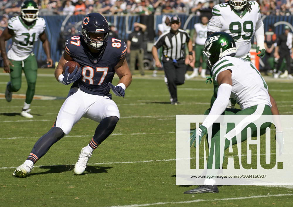 Chicago Bears tight end Sam Roush (87) looks to maneuver around New York Jets cornerback Azareye h Thomas (1) at Soldier Field in Chicago on Sunday, October 4, 2026. Bears defeated the Jets 23-12. CHI20261004115 MARKxBLACK