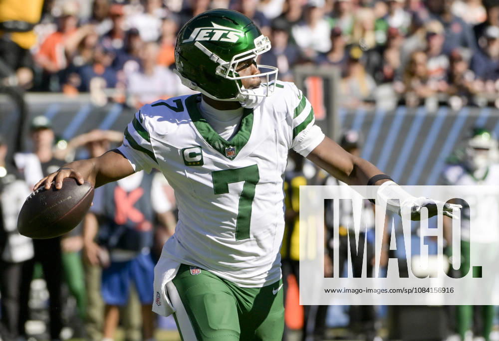 New York Jets quarterback Geno Smith (7) passes the ball against the Chicago Bears at Soldier Field in Chicago on Sunday, October 4, 2026. Bears defeated the Jets 23-12. CHI20261004120 MARKxBLACK