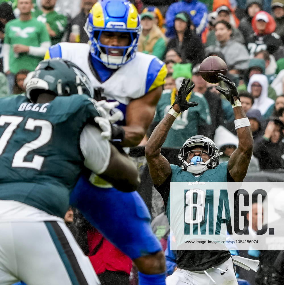 NFL, American Football Herren, USA 2026: Rams Vs Eagles OCT 04 October 4, 2026, Philadelphia, Pa, USA: Oct 4, 2026; Philadelphia, PA, USA; Philadelphia Eagles running back Tank Bigsby (8) watches a pass sail over his head and through his fingers during the Rams 24-20 wins against the Eagles at Lincoln Financial Field. Mandatory Credit: Scott Serio-Cal Media(Credit Image: Scott Serio Cal Sport Media) Philadelphia Pa USA