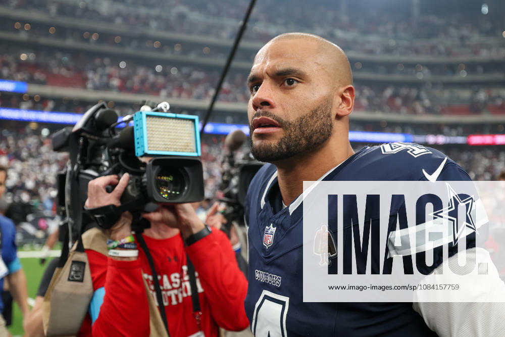 HOUSTON, TX - OCTOBER 04: Quarterback Dak Prescott 4 of the Dallas Cowboys on the field after winning the NFL, American Football Herren, USA football game between the Houston Texans and Dallas Cowboys on October 4, 2026, at Reliant Stadium in Houston, TX. (Photo by David Buono Icon Sportswire) NFL: OCT 04 Cowboys at Texans Icon241004053