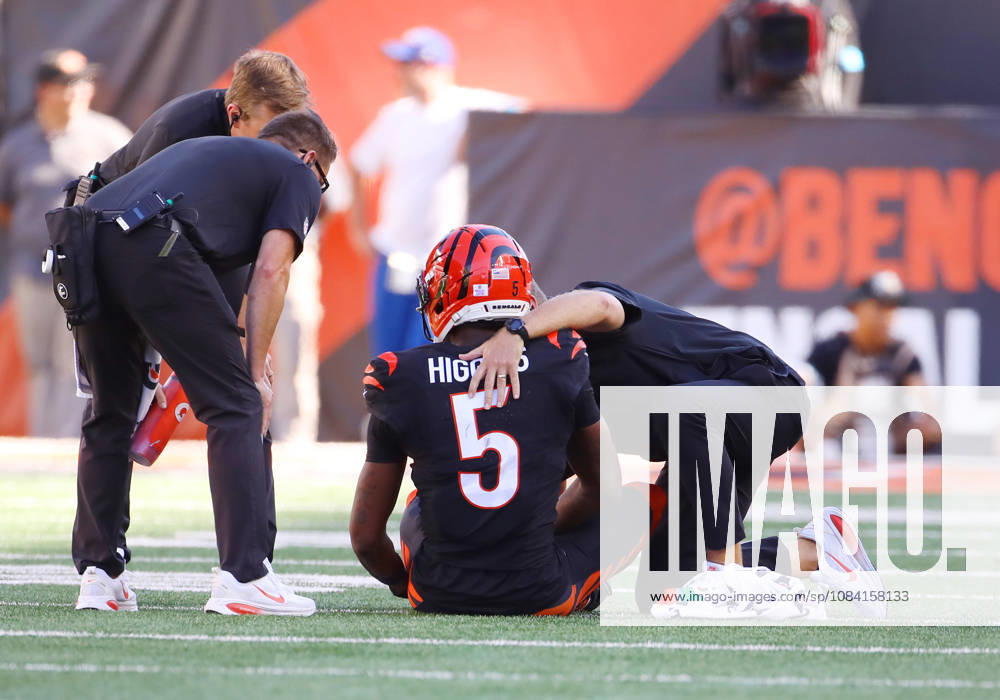 CINCINNATI, OH - OCTOBER 4: Trainers tend to Cincinnati Bengals wide receiver Tee Higgins 5 after an injury in the fourth quarter of a game between the Jacksonville Jaguars and the Cincinnati Bengals on October 4, 2026, at Paycor Stadium in Cincinnati, OH. (Photo by Jeff Moreland Icon Sportswire) NFL, American Football Herren, USA OCT 04 Jaguars at Bengals Icon168261004030